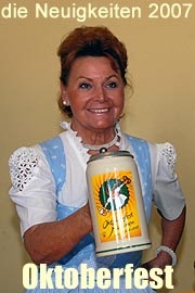 Tourismuschefin und Festleiterin Dr. Gabriele Weishäupl mit dem Wiesn-Maßkrug 2007 (Foto: Inmgrid Grossmann)
